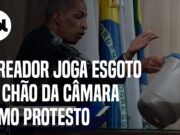 Funcionário de restaurante corta a unha do pé dentro da cozinha; veja