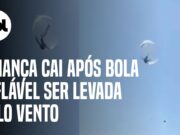 Criança cai de 6 metros de altura após bola inflável ser levada pelo vento; veja
