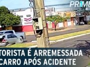 Motorista é arremessada do veículo pelo porta-malas após forte colisão; veja