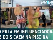 Cão arteiro pula em influenciadora e os dois caem na piscina; veja