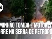 Serra de Petrópolis é interditada após caminhão tombar; motorista morre