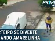Carteiro se diverte pulando amarelinha enquanto aguarda ser atendido