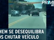 Deu ruim! Motociclista chuta carro, cai em avenida e quase é atropelado no RJ