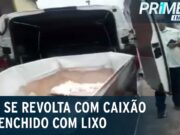 Mãe acha lixo dentro de caixão de jovem obeso morto em SP ;veja