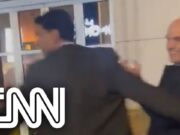 Manifestantes hostilizam ministros do STF na porta de hotel em Nova York