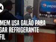 Homem usa galão de 20 L para pegar refrigerante em refil no Burger King; veja