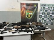 PM apreende arsenal de guerra com membros do Comando Vermelho