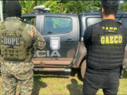 Da Redação Foi preso nesta quinta-feira (31), em Rondonópolis, W. O. C., de 28 anos, liderança do Comando Vermelho que responde por 93 homicídios na cidade de Palmas, no Estado de Tocantins. Ele possuía, ainda, mandado de prisão em aberto no Estado do Pará, por roubos a bancos. Também é investigado em Mato Grosso por estar planejando assalto a uma agência bancária na região Sul do Estado. A prisão é resultado de uma operação conjunta realizada pelo Grupo de Atuação Especial Contra o Crime Organizado (Gaeco), força-tarefa permanente constituída pelo Ministério Público do Estado de Mato Grosso, Polícia Judiciária Civil, Polícia Militar, Polícia Penal e Sistema Socioeducativo, e o Batalhão de Operações Policiais Especiais (Bope) da Polícia Militar. De acordo com informações do Gaeco, além do mandado de prisão, expedido pela 1ª Comarca Criminal de Cametá (PA) por roubo a banco, foi realizada apreensão de materiais diversos para investigação. A lista de materiais apreendidos inclui seis smartphones, dois notebooks, RG e CNH falsos, além de diversos documentos e anotações. Ao todo, foram cumpridos três mandados de busca e apreensão.