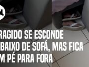 Foragido se esconde embaixo de sofá, mas fica com pé para fora e ele é pego