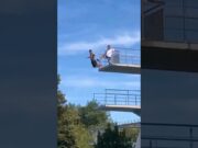 Vídeo mostra salva-vidas chutando homem ‘congelado de medo’ de plataforma de mergulho