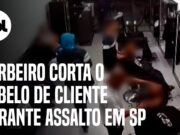 Barbeiro corta o cabelo de cliente durante assalto a barbearia em São Paulo; veja