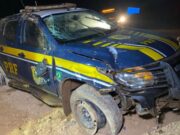 Viatura da PRF capota após bater na traseira de carreta na BR-163