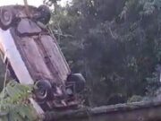 Idoso e mulher morrem após veículo cair no rio Esperança