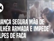 Criança entra no meio de briga e segura mão de mulher para impedir golpes de faca; veja
