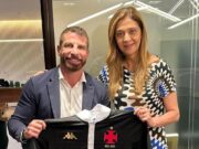 Pedrinho dá camisa do Vasco para Leila e torcida do Palmeiras reage; ’leva ela embora’