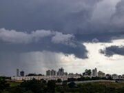Semana começa com alerta de temporais para o Estado