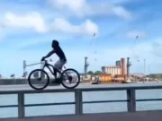 Ciclista viraliza ao andar sobre mureta da Beira-Mar em Vitória; veja