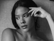 Só de calça jeans, Bella Campos posa deslumbrante e enlouquece fãs: ‘Perfeição’