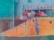 Funcionário de fábrica de cerveja é flagrado urinando em tanque; veja