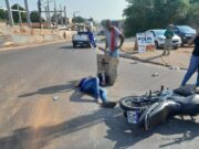 Motorista fura sinal e atinge motociclista em rua de Várzea Grande