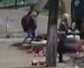 Pedestre curioso cai em vala após ser atingido por retroescavadeira ; veja