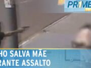 Filho empurra mãe durante assalto e a salva de ser baleada por bandido; veja