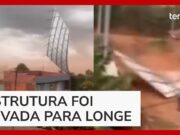 Telhado é arrancado pela ventania e quase atinge pedestre em Sumaré (SP)
