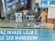 Rapaz finge ser manequim de loja para despistar seguranças em shopping; veja