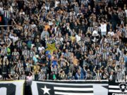 Torcida protesta no CT do Botafogo e conversa com jogadores