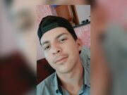 Jovem é morto a tiros enquanto jogava baralho em casa