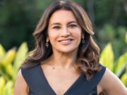 Dira Paes esbanja boa forma ao posar só de biquíni durante banho: ‘Estou encantada!’