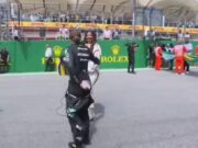 Lewis Hamilton “invade” apresentação para abraçar Ludmilla; veja