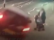 Vídeo mostra mãe com carrinho de bebê escapando por pouco de atropelamento; veja