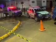 Motociclista bate em caminhão estacionado e morre na hora