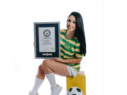 Brasileira bate recorde de embaixadinhas e entra para o Guinness World Records