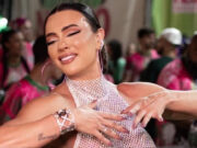 Juju Salimeni esbanja curvas exuberantes em look carnavalesco: ‘Samba no pé’