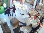 Vídeo: Assaltantes invadem festa de casamento e roubam convidados