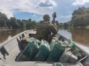 Polícia apreende 360 kg de pasta base de cocaína enterrados em área de mata