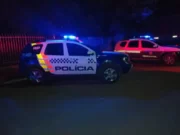 Crianças são encontradas dormindo em banco após serem expulsas de casa pela mãe