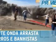Onda invade praia da Califórnia (EUA) e arrasta carros e banhistas; veja