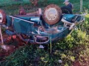 Homem fica ferido após capotar Fusca em curva da MT-358