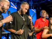 Afastado do Al-Hilal e da Copa América, Neymar comemora aniversário de Romário