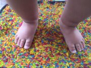 Bebê de 11 meses é internado após engolir caco de vidro