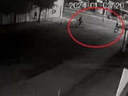 Vídeo: Bandidos tentam roubar celular de delegado e acabam presos