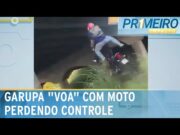 Flagra: garupa é arremessado após piloto perder controle de moto no RJ