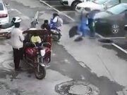 Criança é lançada por explosão de tampa de bueiro na China; veja