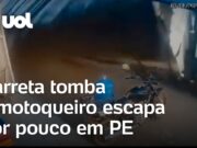 Carreta tomba e motoqueiro escapa por pouco de ‘avalanche’ de terra; veja