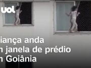 Criança brinca se apoiando em tela de proteção de janela em apartamento do 4º andar; veja