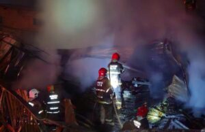 Prédio comercial é destruído pelo fogo em área industrial