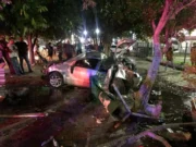 Bandidos sequestram motorista de aplicativo e capotam carro durante a fuga